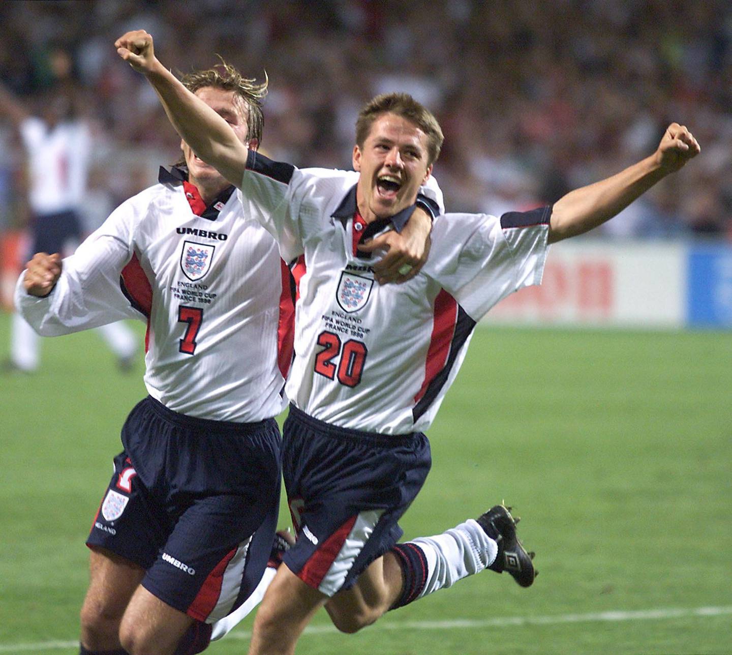 
TLS50 - 19980622 - TOULOUSE, FRANCE : English forward Michael Owen jubilates with team-mate David Beckham (L) after scoring the 1-1 equalizer 22 June at Toulouse stadium during the 1998 Soccer World Cup group G match between England and Romania. Romania won 2-1.  (ELECTRONIC IMAGE)    EPA PHOTO/AFP/JACQUES DEMARTHON