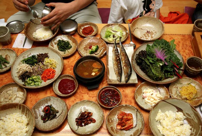 Noe av det som gjør koreansk mat så populært er at den i likhet med tapas gjerne serveres som mange småretter som skal deles rundt bordet.