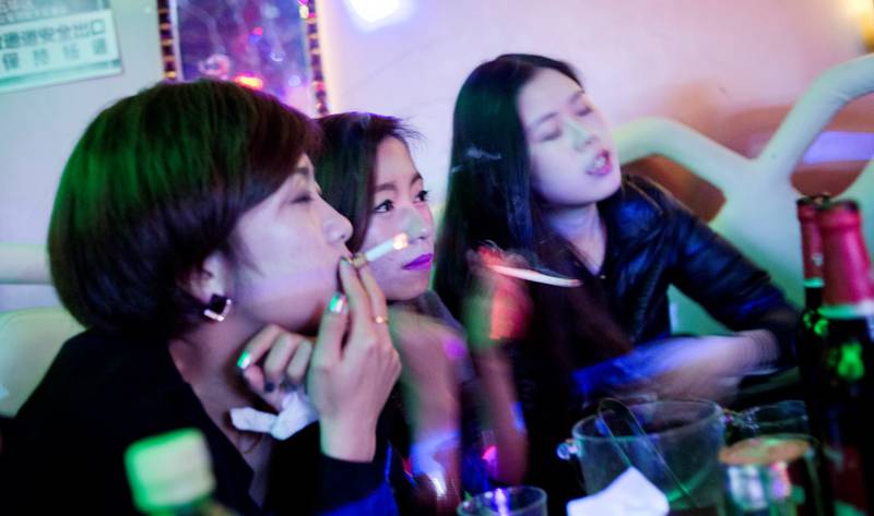 Ta Ta bar er samlingsstedet for lesbiske i Kunming. Her drikker de og spiller terning flere ganger i uken. En bareier sa det slik: «De unge i Kina går ut for å bli numne, for å glemme presset hjemmefra».