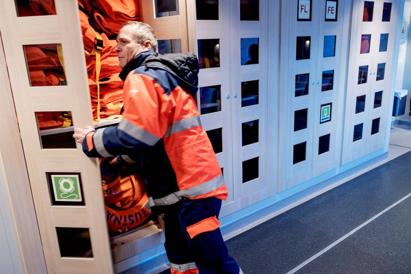 Matros Tommy Kjønnø viser oss hvor redningsutstyr ligger om det skal brukes ved en ulykke.

Foto: Tri Nguyen Dinh/FriFagbevegelse