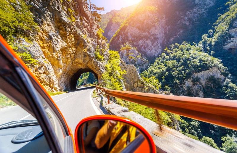 Hvis du blir stresset av motorveier i utlandet, legg heller opp kjøreruten via de langt roligere – og mer naturskjønne – landeveiene. Foto: Shutterstock/NTB scanpix