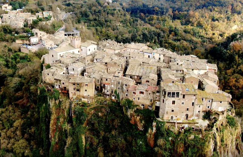 Omkranset av en grønn, frodig skog på en klippe 50 kilometer nordøst for Roma ligger middelalderlandsbyen Calcata. Landsbyen har ikke forandret seg nevneverdig siden «den hellige forhud» endte opp i landsbyen i 1527.