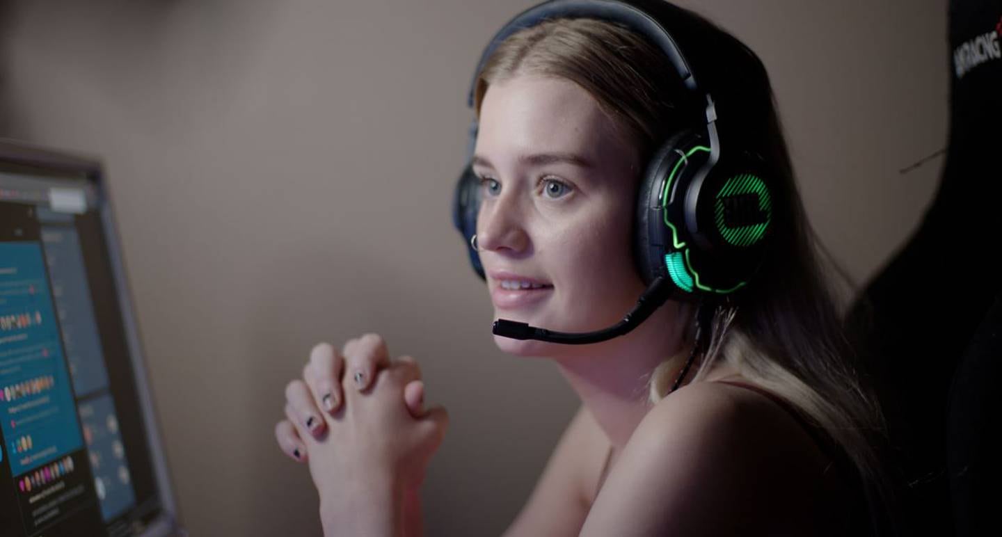 Lotta Klonteig (24) er en av gamerene du møter i NRK-serien «Enter e-sport».