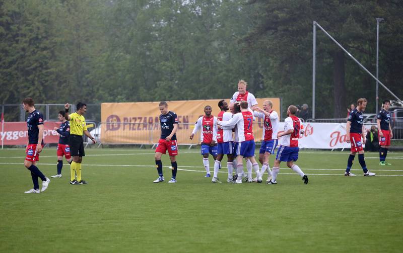 KFUM-spillerne gratulerer hverandre etter enda en scoring på Ekeberg. Taktiske endringer ga stor uttelling.