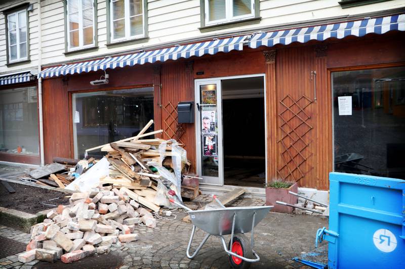 Eier Trond Mikkelsen vil ikke si for mye, men røper at de arbeider med å åpne en kafé i disse lokalene i Østervåg. Foto: Tone Helene Oskarsen