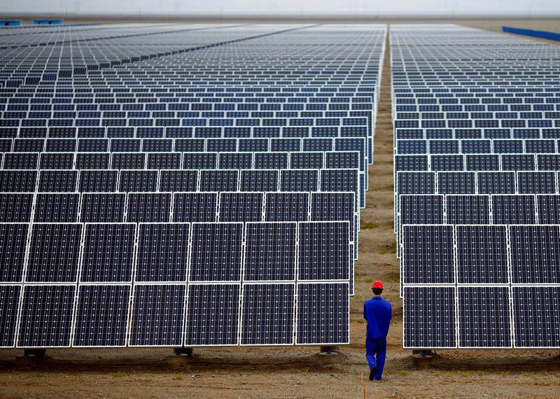 Verdens satsing på fornybar energi har utviklet seg til en virkelig solskinnshistorie, som dette bildet fra Dunhuang i Kina viser. Også i Japan og USA investeres det mye i solenergi. Produksjonen av vindkraft er likevel fortsatt nær dobbelt så stor etter at også mange land i Afrika har begynt å bygge vindparker.