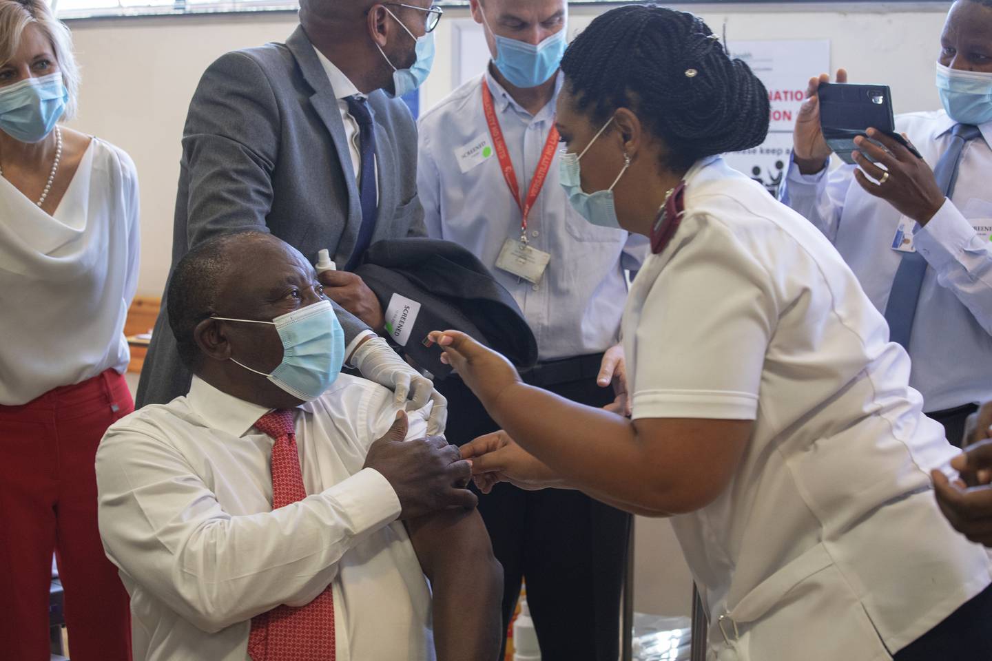 Sør-Afrikas president Cyril Ramaphosa fikk vaksine fra Johnson og Johnson i Khayelitsha, Cape Town, 17. februar.
