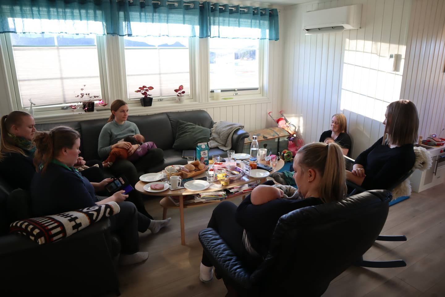 Silje Karina Aanes forteller sin fødehistorie, på spedbarnstreff på Sømna.