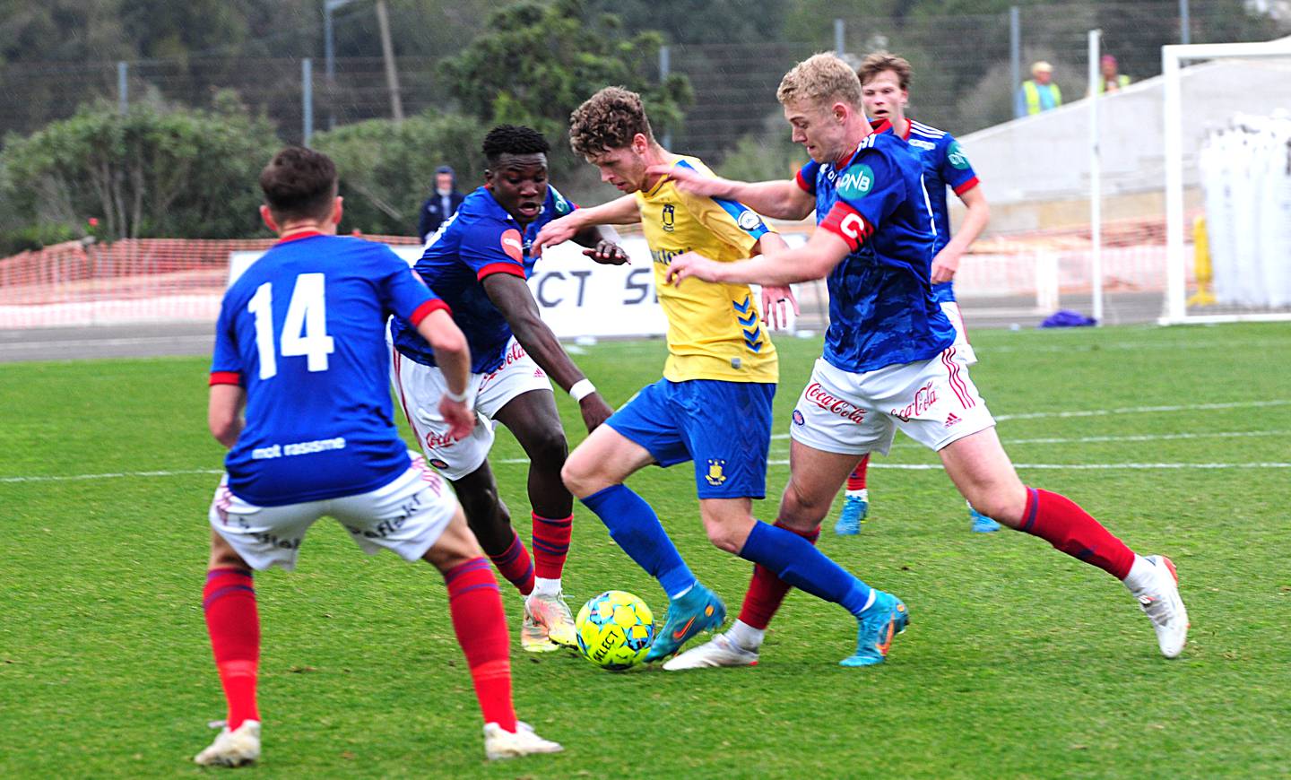 Henrik Bjørdal og Vålerenga i aksjon mot Brøndby i Atlantic Cup.