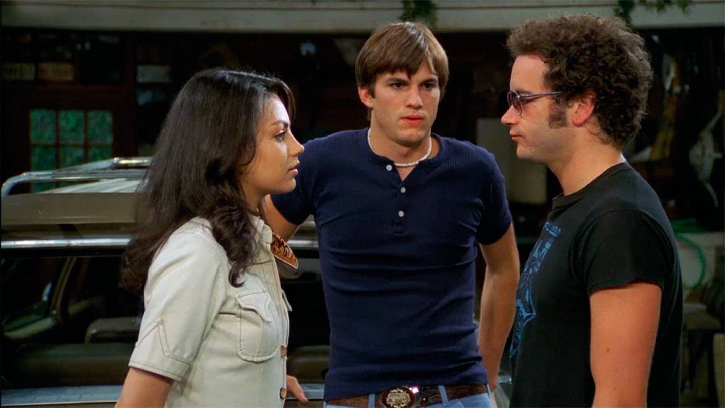 Mila Kunis, Ashton Kutcher og Danny Masterson fra «That '70s Show».  Mila Kunis har i ettertid røpet at hun løy på alderen for å få rollen i serien, den gang bare 14 år.