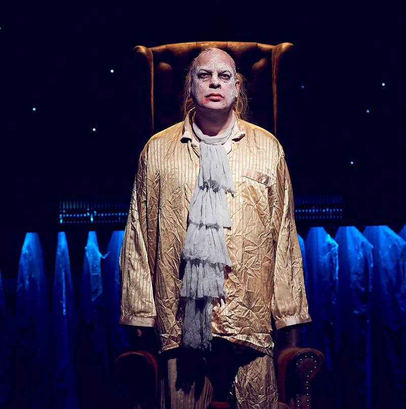 Jan Sælid i hovedrollen spiller ut hele sitt komiske register i «Kongen dør» på Nationaltheatret.