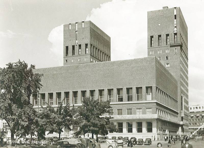 I 1939 ble Rådhuset tatt i bruk, kommunearkivet flytta inn i rådhusets østre tårn året etter.