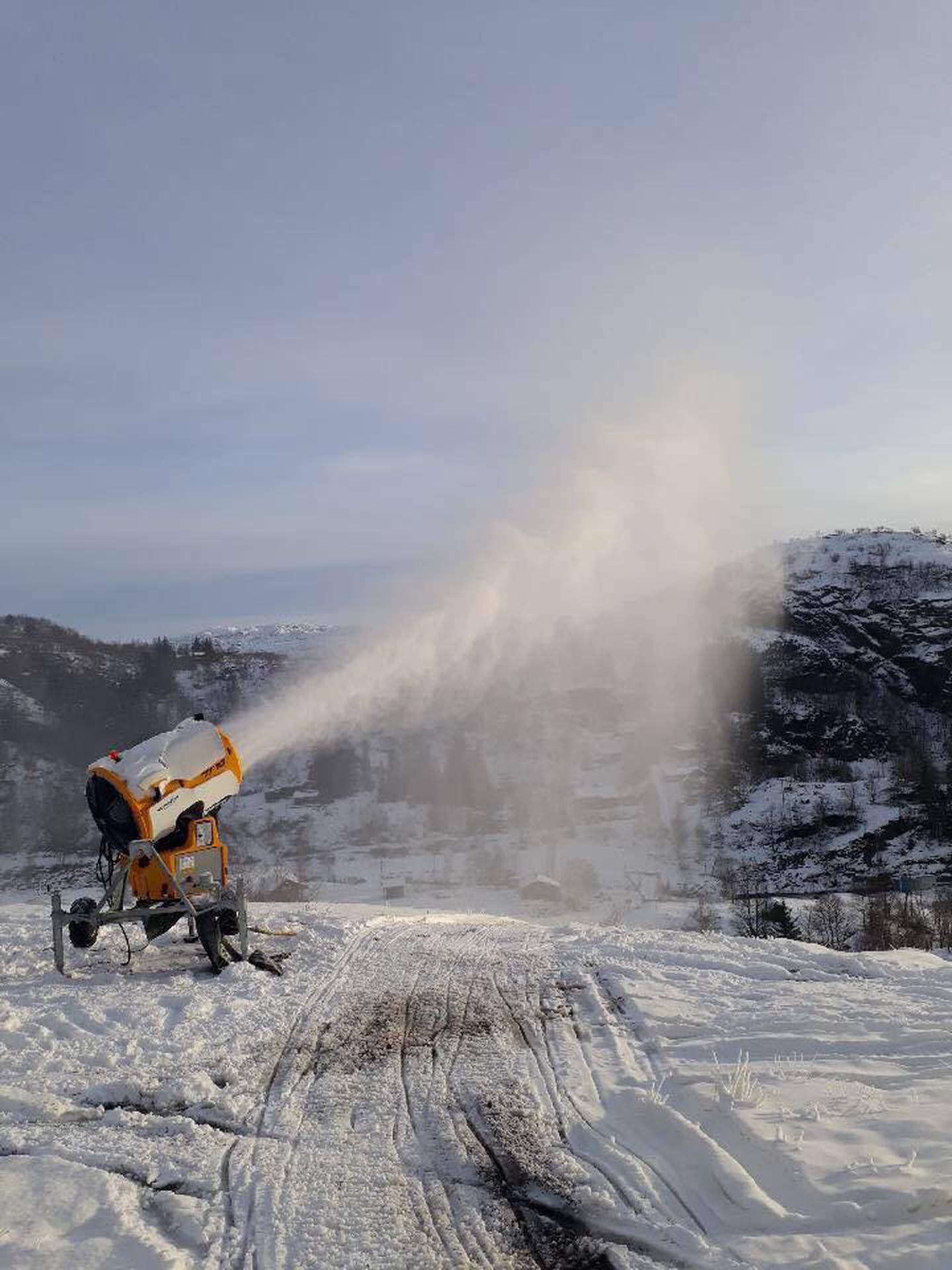 Kanoner og lanser jobber hardt for å kle landskapet i hvitt i Sirdal. Sirdal Skisenter har doblet kapasiteten i snøproduksjonen foran denne sesongen. Foto: Sirdal Skisenter