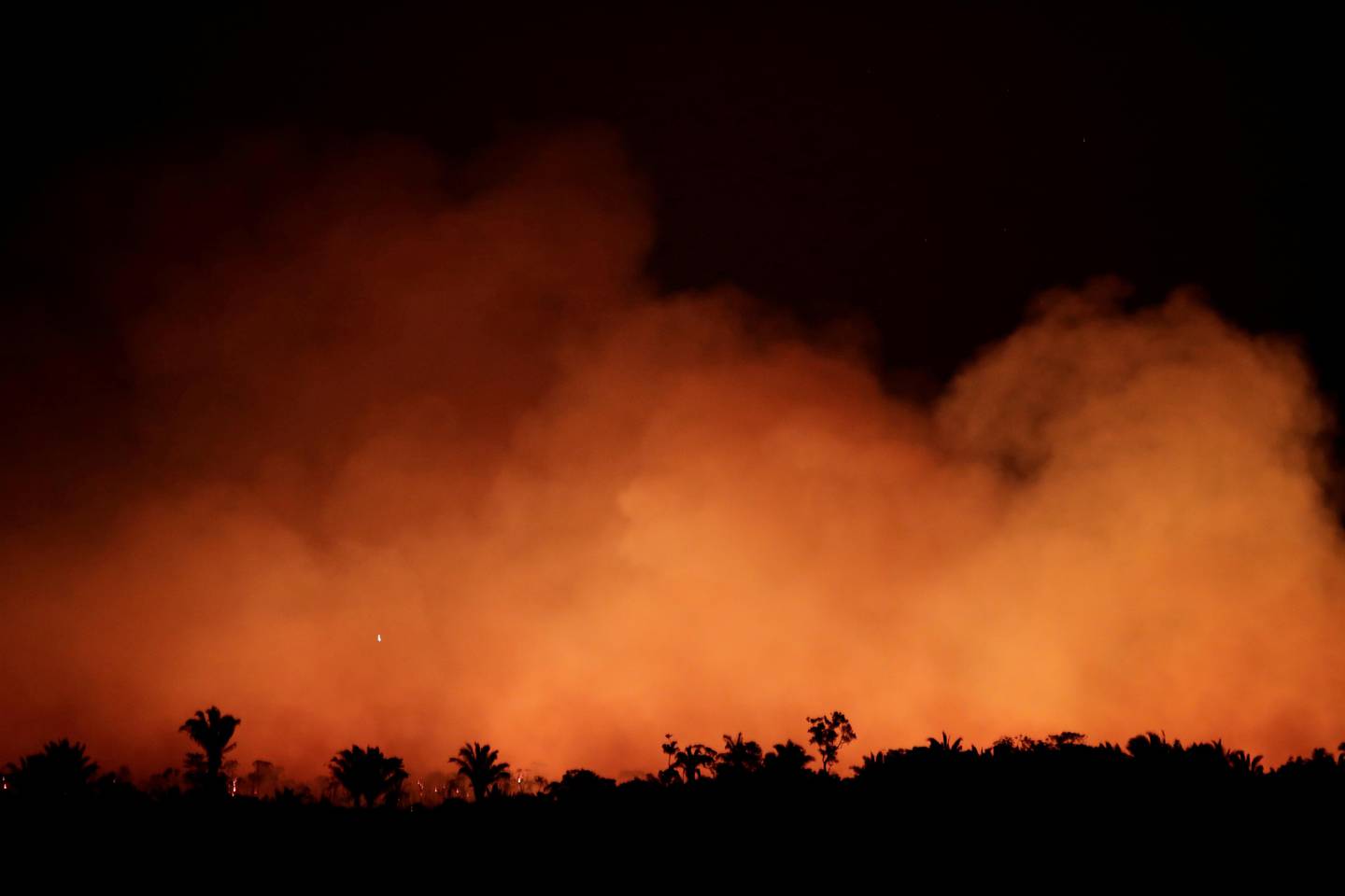 FILE PHOTO: Smoke billows during a fire in an area of the Amazon rainforest near Humaita, Amazonas State, Brazil, Brazil August 17, 2019. Picture Taken August 17, 2019. REUTERS/Ueslei Marcelino/File Photo