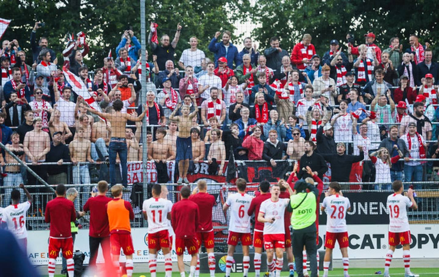 Fredrikstad-spillerne jubler for seier sammen med de mange bortesupporterne som tok turen.