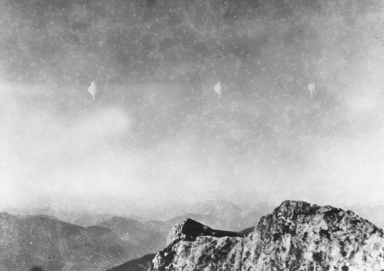 Dette fotografiet viser sølvhvite flyvende objekter som fotografen Erich Kaiser så på vei ned fra fjellet Reichenstein i Østerrike 3. august 1954.