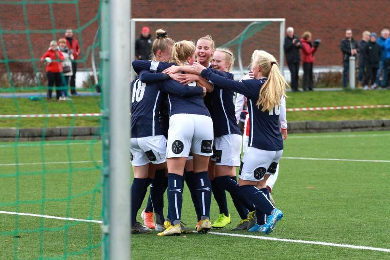 Viking-jentene jubler for én av seks scoringer mot Tromsø.
