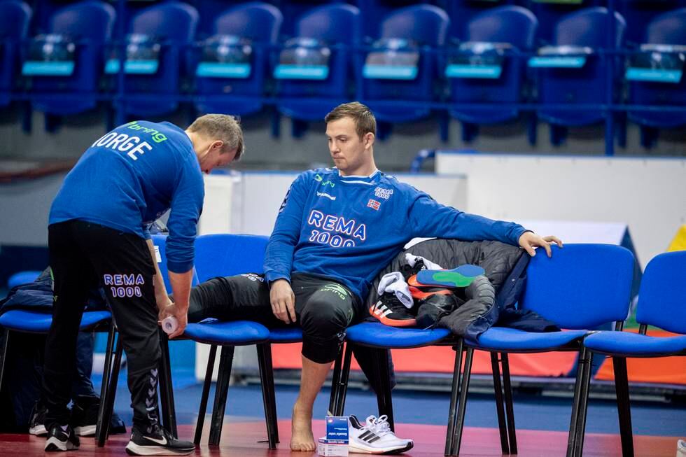 Fysioterapeut Harald Markussen (t.v.) teiper opp Sander Sagosen før EM-treningen søndag. Foto: Annika Byrde / NTB