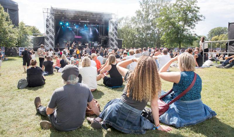 Oslo 20190809. 
Folk koser seg i godværet på Øya-festivalen 2019.
Foto: Terje Pedersen / NTB