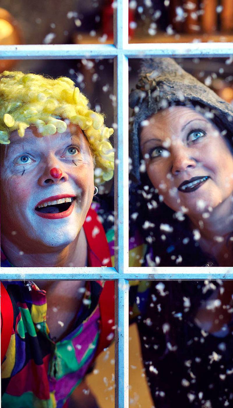 klovn og heks: Stykket «Heksagon og julestria» handler om forventninger og vennskap og spilles på Studioscenen i Drammens Teater fra i dag og ut uka. Foto: Privat