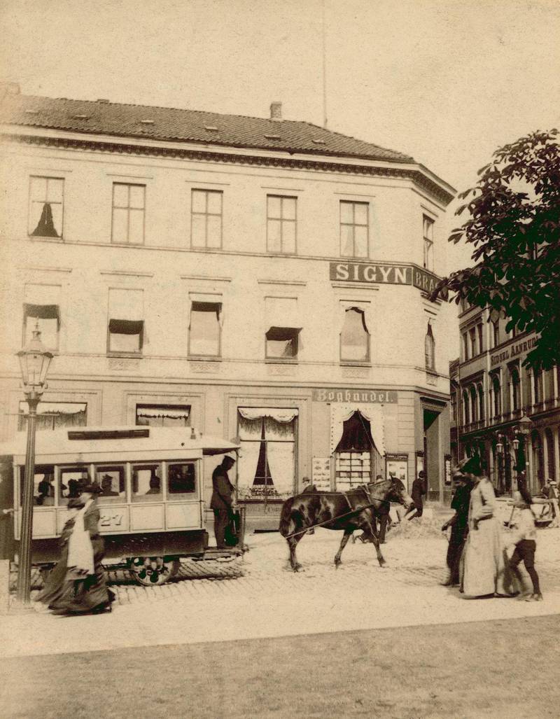 Mange stilte seg tvilende til at sporvognskusken skulle klare å takle både hest, trafikk og passasjerer aleine. Hestesporvogn ved hjørnet Karl Johans gate/Akersgata rundt 1890.