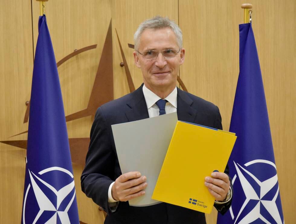 Natos generalsekretær Jens Stoltenberg holder opp Sverige og Finlands tiltredelsesprotokoller.
Foto: Wiktor Nummelin / NTB