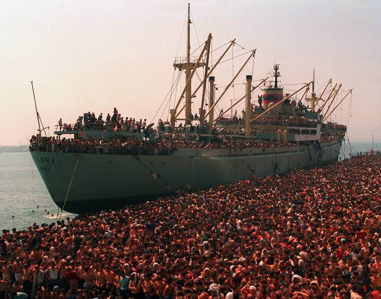 Tusenvis av albanere strømmer inn i kystbyen Bari i Italia med fraktskipet Vlora, 8. august 1991. Albanias sosialistiske regime ble offisielt avsluttet 12. desember 1990.