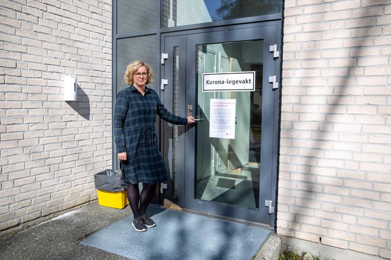 Enhetsleder Beate Kristiansen foran inngangspartiet til koronalegevakten på den nye koronaklinikken i Moss. Hun forventer økt fravær blant de ansatte fremover, og sier de allerede nå jobber med å fylle hullene.