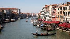 Turister i Venezia svømmer nakne i kanaler og gjør hærverk på kirker, broer og statuer