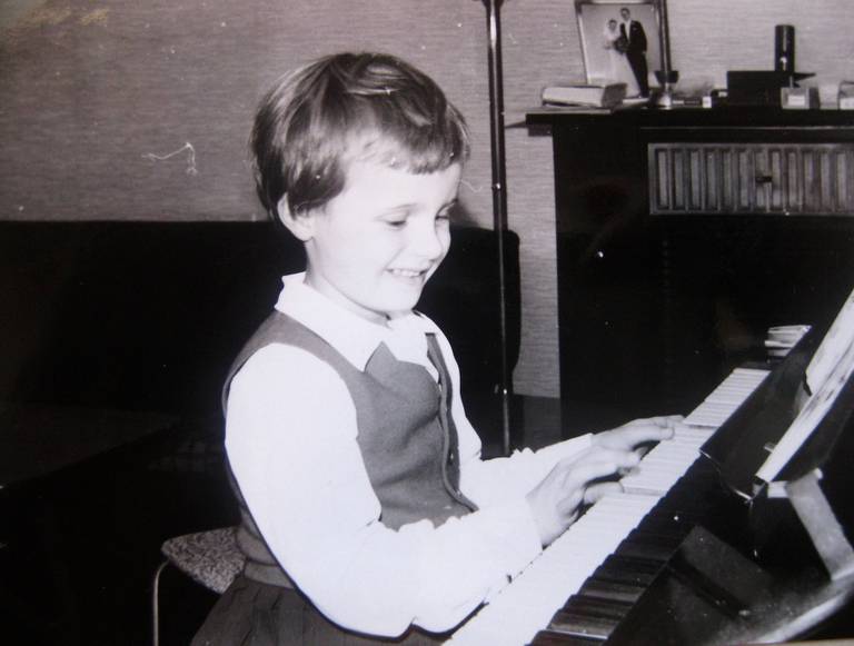 Ingrid lærte å spille piano av Anita Waagene i Hellerudsvingen. Hun døde i 2010, 83 år gammel.