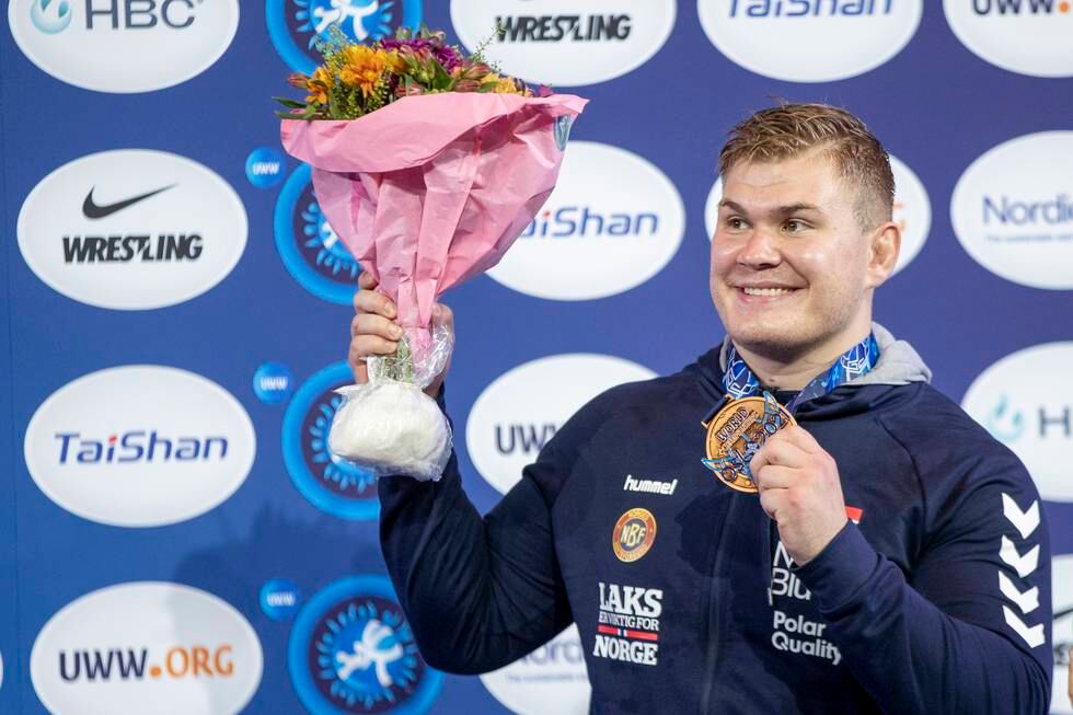 Oskar Marvik med sin bronsemedalje i årets bryte-VM i Jordal Amfi.