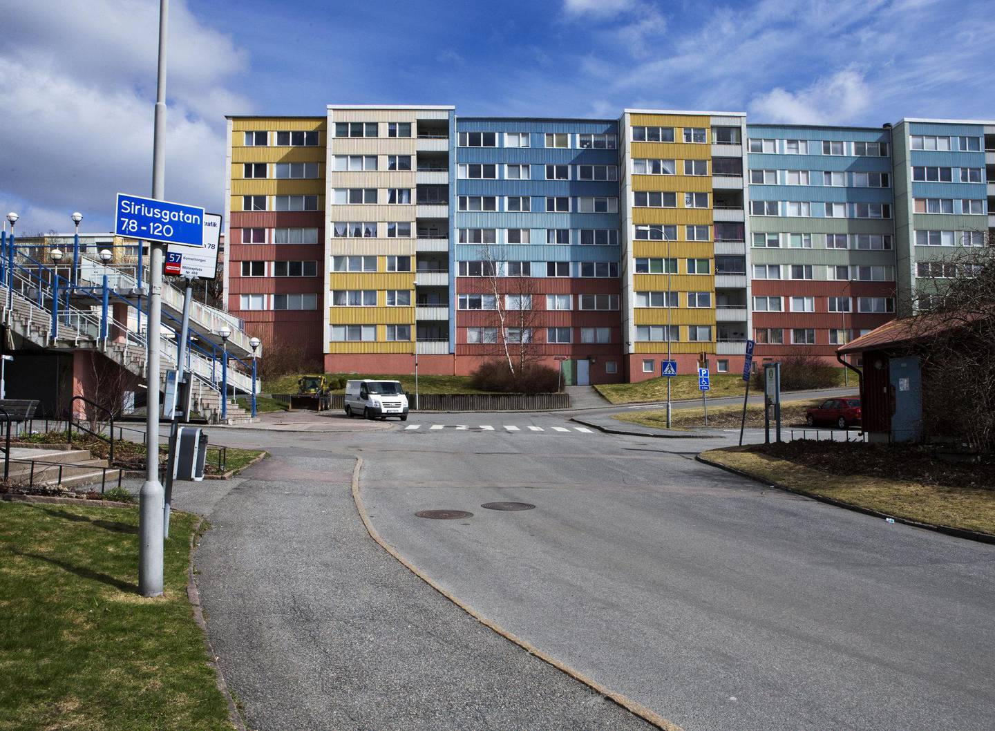 Forstaden Bergsjön er et «spesielt utsatt» område, ifølge politiet. Elevene som går ut av ungdomsskolen her har i snitt mye dårligere resultater enn i andre områder i Göteborg. FOTO: JAN WIRIDÉN / SCANPIX