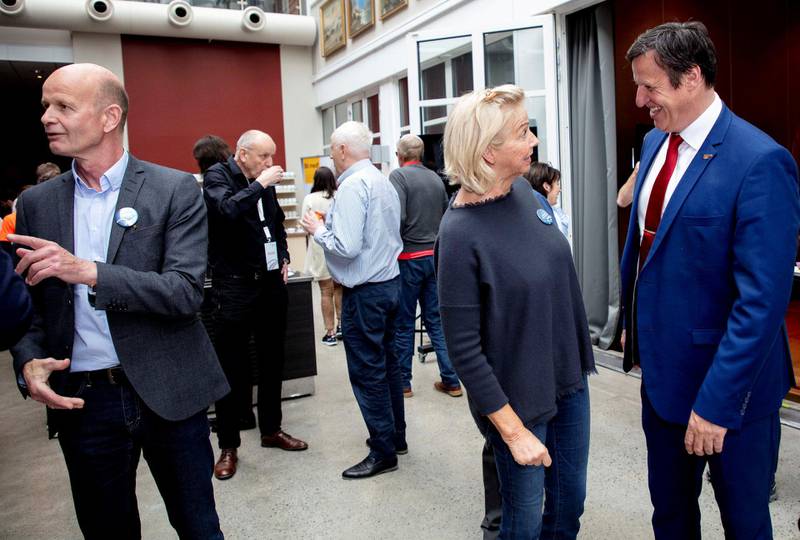 god stemning: Presidentkandidatene Sven Mollekleiv (t.v.) og Berit Kjøll i samtale med Tom Tvedt i første pause fredag. FOTO: GEIR OLSEN/NTB SCANPIXF