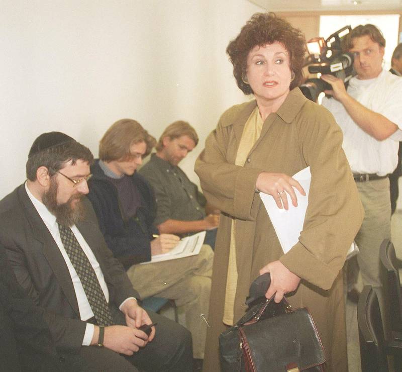 Berit Reisel i 1997, da hun var medlem av Skarpnes-utvalget, og på vei til pressekonferanse. T.v.: Rabbiner Michael Melchior. Foto: Bjørn Halfdansen/NTB