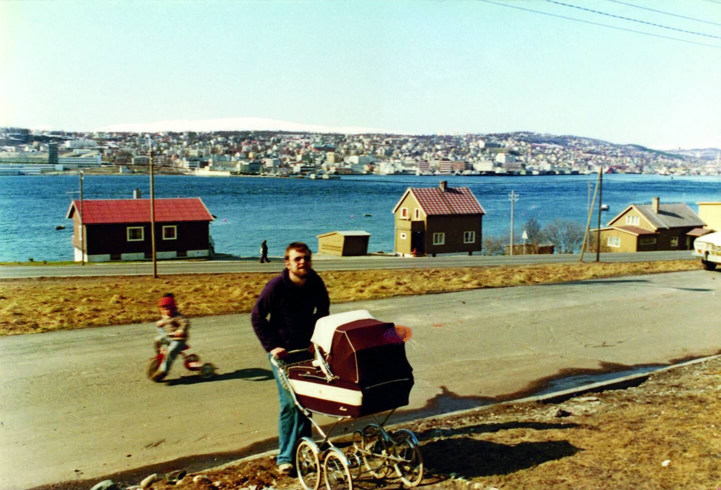 Klaus med den førstefødte datteren Hilde i barnevogn i Tromsø.