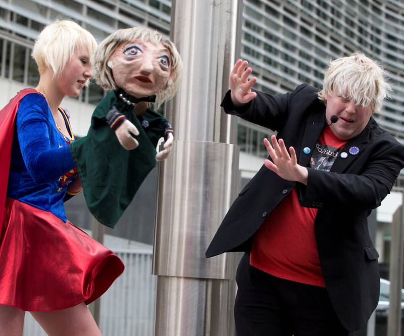 Et gateteater utenfor EU-kontorene i Brussel i går imiterte Theresa May og utenriksminister Boris Johnson.