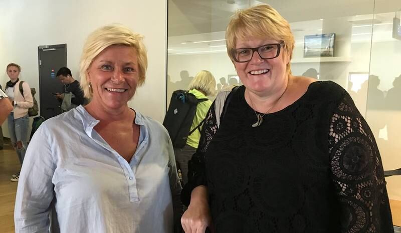 I går ettermiddag satte Frp-leder og finansminister Siv Jensen og Venstre-leder Trine Skei Grande seg på flyet til Canada. Her under en mellomlanding i Reykjavik.
