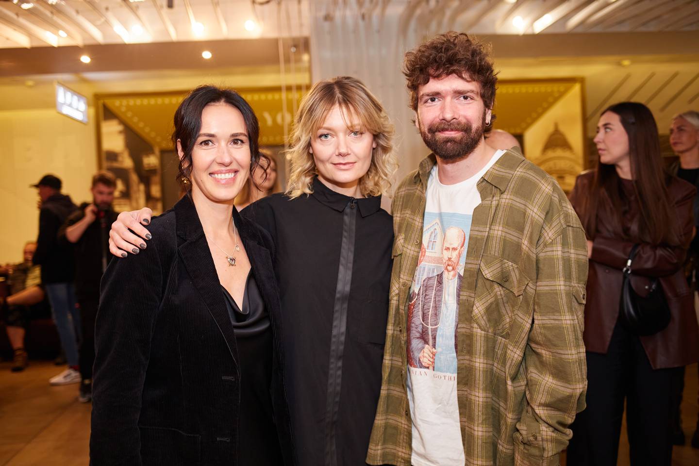 TV-produsentene Anne Eliseeva og Katryna Vyshnevska i selskap med en kollega ved premieren på «Vi som ble igjen» i Kyiv i fjor høst.