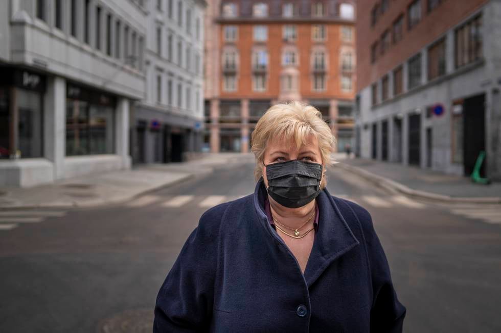 Ett år med nedstengninger ligger bak oss. Og igjen er store deler av Norge stengt, med like smittetall som i fjor. – Det er utrolig trist, sier statsminister Erna Solberg (H).