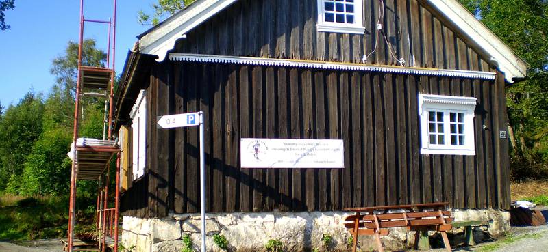 I Årkvisla restaurerer en dugnadsgjeng i disse dager Haugstua, Thorleifs barndomshjem. FOTO: NILS JOHAN RØNNIKSEN