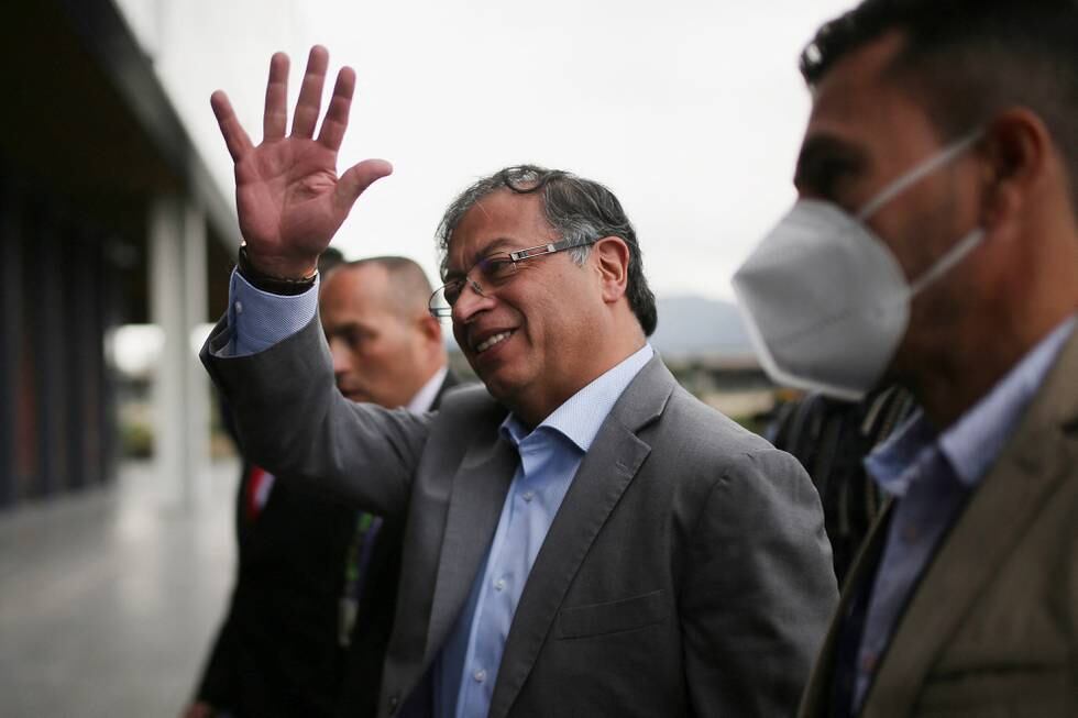 Venstresidas Gustavo Petro  vinker på vei inn til en debatt i Bogota, Colombia.