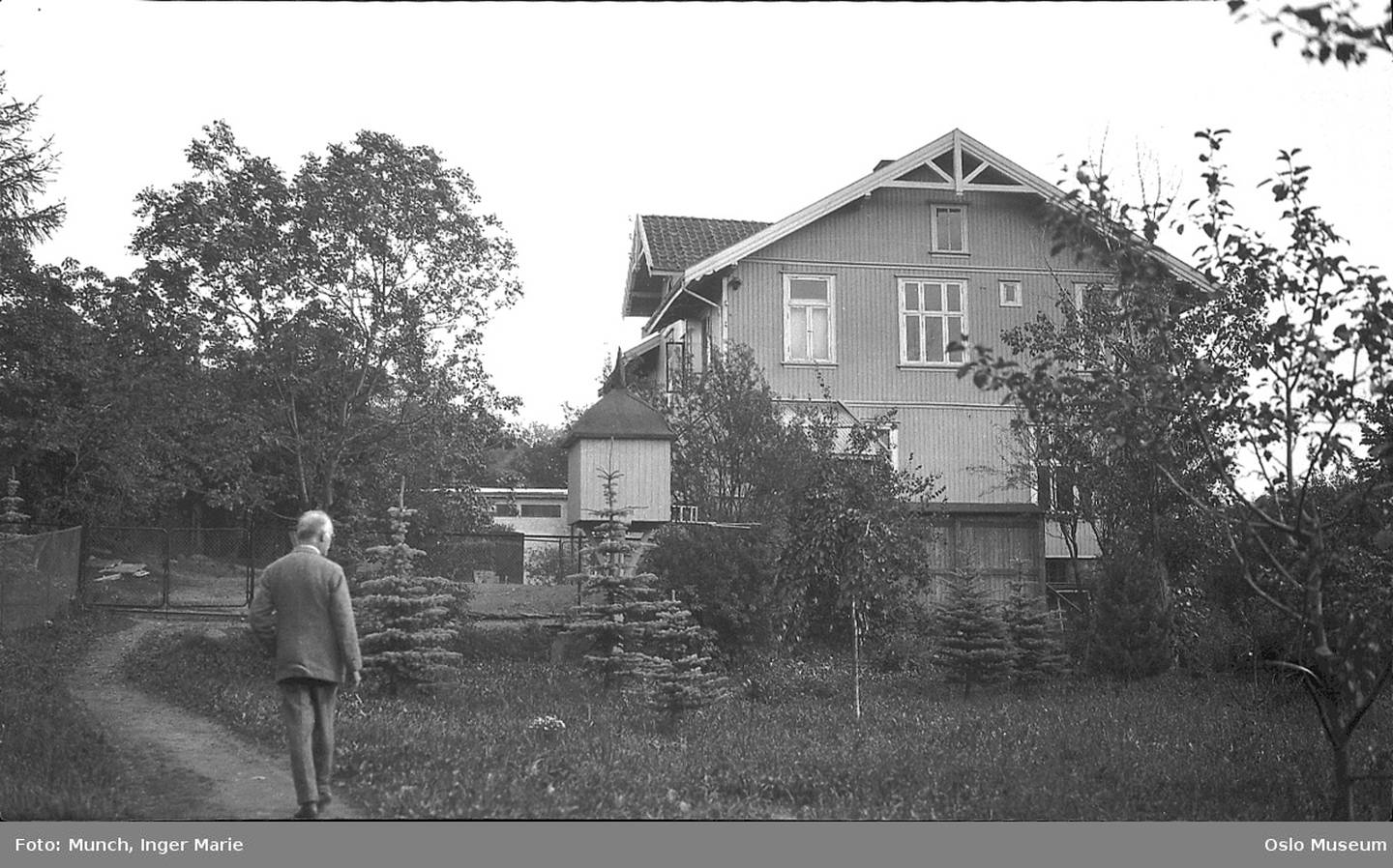 Edvard Munchs utenfor hans Ekely på Skøyen, cirka 1930. Bildet er tatt av hans søster Inger Munch.