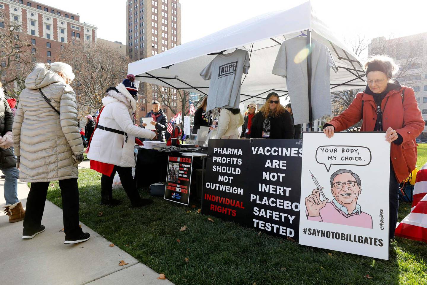Mange av vaksineskeptikerne er Trump-tilhengere. Her fra en anti-vaksine-protest i Michigan i november.