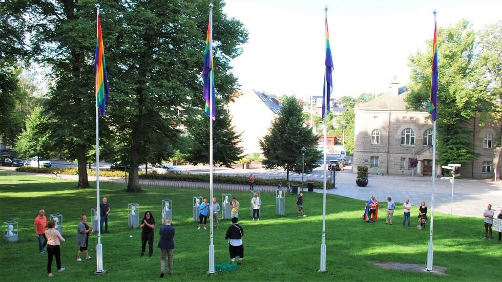 Regnbueflaggene heises utenfor rådhuset i Fredrikstad i forbindelse med Fredrikstad Pride 2021.