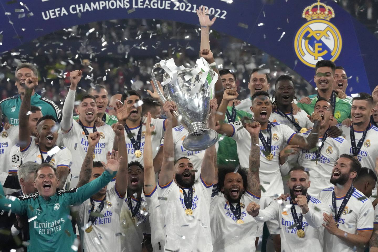 Real Madrid-spillerne feirer den historiske triumfen. Foto: Frank Augstein / AP / NTB