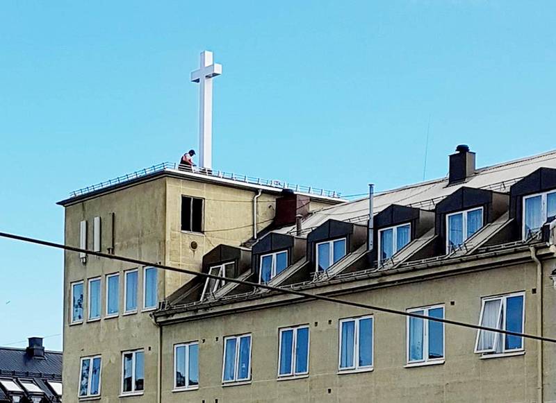 Det var i mai i fjor at kirken monterte et nytt kors på taket. Det utløste en klagestorm til kommunen.