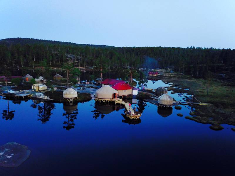 STEMNINGSFULLT: Canvas Telemark ligger vakkert til ved et vann langt til skogs. Foto: Canvas Telemark