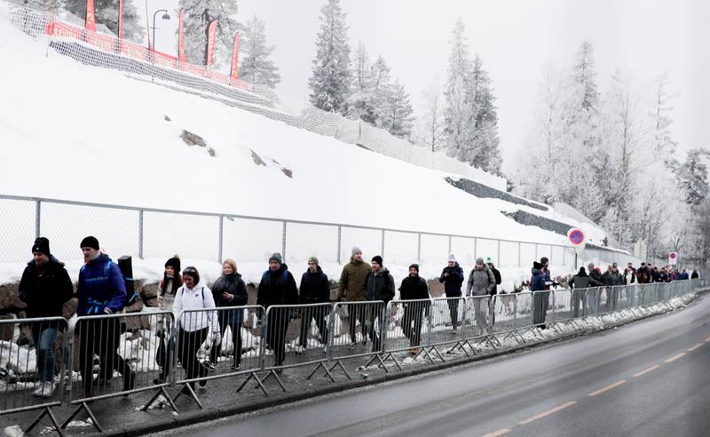 Oslo 20200307. 
Mange tilskuere er på vei inn til løyper som ikke er avsperret for publikum.
Foto: Vidar Ruud / NTB scanpix