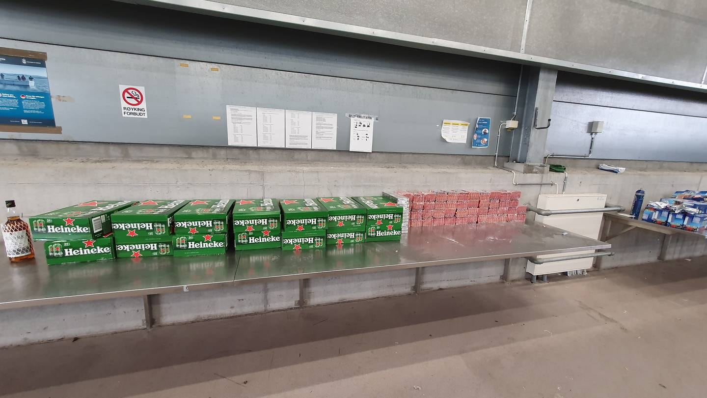 Fra beslag av 11,5 kilo rulletobakk, 1.200 sigaretter, 111 liter øl og én liter whisky ved Svinesund tollsted 15. februar 2022.