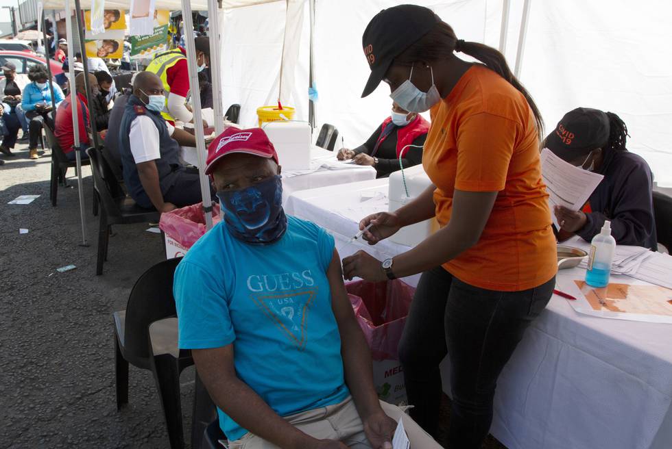 Alle over 18 kan få koronavaksine i Sør-Afrika nå. Her fra et vaksinesenter i Soweto.